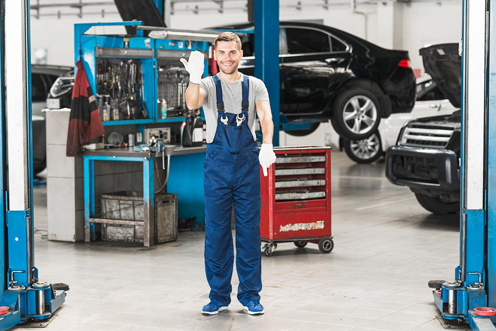 En un negocio de mantenimiento de autos la transparencia con el cliente es vital En un negocio de mantenimiento de autos la transparencia con el cliente es vital