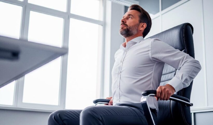 Ejercicios en la silla de tu escritorio: 5 revitalizantes