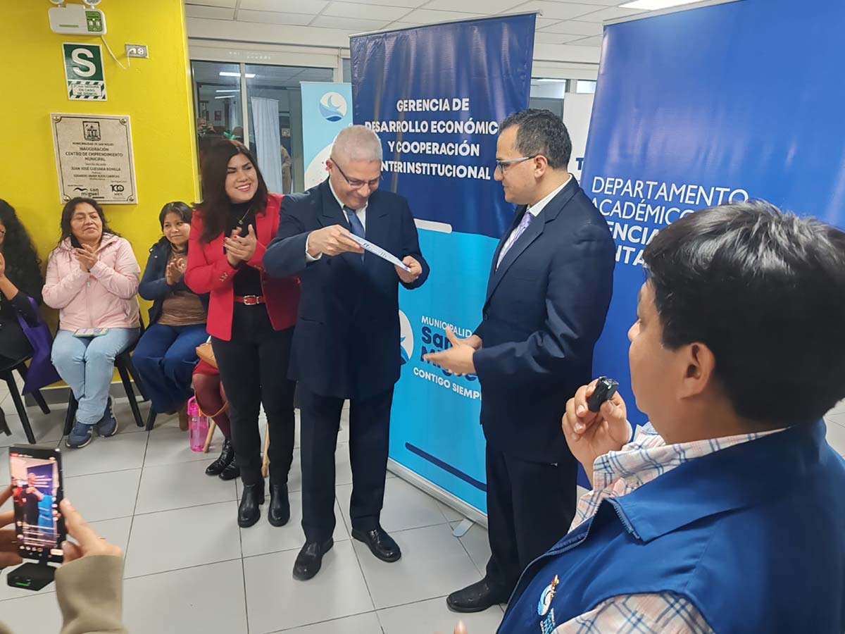 Cierre del 1er módulo formativo Emprendedores San Miguel 2 Entrega de primer certificado a alumno emprendedor Julio Flores Valladares