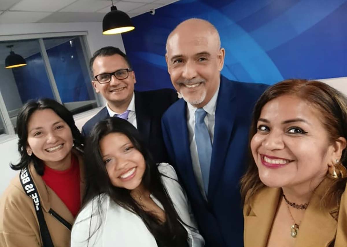Katherine Guerrero (Municipalidad de San Miguel), Sergio González (profesor Convenio PUCP), Julio Valladares y Mónica Polo (alumnos emprendedores) junto a su hija al finalizar el Cierre del 1er módulo formativo Emprendedores San Miguel Katherine Guerrero (Municipalidad de San Miguel), Sergio González (profesor Convenio PUCP), Julio Valladares y Mónica Polo (alumnos emprendedores) junto a su hija al finalizar el Cierre del 1er módulo formativo Emprendedores San Miguel